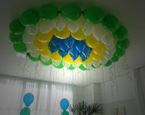 como colar balões no teto